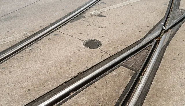 Die Risse im Asphalt werden vom 18. bis 20. August repariert. | Foto: Stadt Kehl