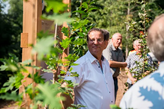 Neben Minister Peter Hauk, Staatssekretär Volker Schebesta, Landrat Thorsten Erny und Wald- und Holzbotschafter 2025 Kurt Weber war auch Deutschlands stärkster Mann, Dennis Kohlruss, vor Ort und setzte gemeinsam mit den Beteiligten ein Zeichen für nachhaltige Waldwirtschaft. | Foto: Klimapositive Waldwirtschaft