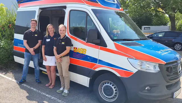 Sandra Wolf (Mitte) freut sich über die Spende, die Andreas Olszewski (links) und Otmar Feißt im Namen der Belegschaft der Parker Hannifin Offenburg an den ASB-Wünschewagen Südbaden überreichen. | Foto: Parker Hannifin Cooperation