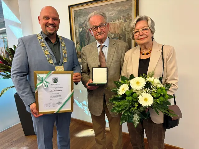 (V. l. n. r.) Bürgermeister Armin Hansmann überreichte Heinz Prinzbach die Bürgermedaille samt Urkunde. Hella Prinzbach  erhielt einen sommerlichen Blumenstrauß | Foto: Stadt Haslach