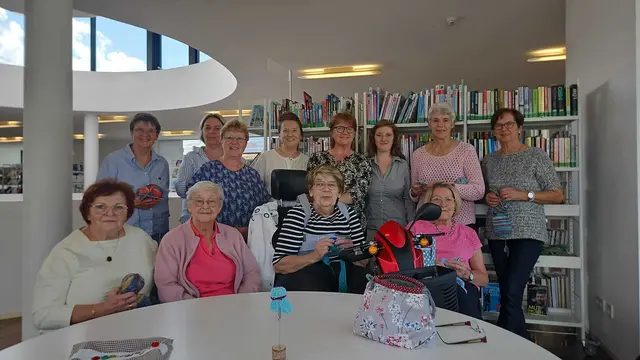 Mit großem Engagement verkaufte die Strickrunde beim Bazar handgefertigte Strickwaren und ermöglichte so den Kauf einer digitalen Lernplattform für die Mediathek Oberkirch.  | Foto: Berit Dietsche/ Mediathek Oberkirch