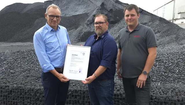 Ausgezeichnete Qualität: Am 5. August nahmen Reiner Hagemann und Philipp Vetter von der Badische Stahl-Nebenprodukte GmbH (BSN) das QUBA-Zertifikat für die Produkte BEOSALT und BEOSIL entgegen. Unser Foto zeigt Reiner Hagemann, Geschäftsführer BSN (v. l.), Thomas Fischer, Geschäftsführer Qualitätssicherung Sekundärbaustoffe GmbH und Philipp Vetter, Qualitätssicherung BSN.    | Foto: BSW/BSN