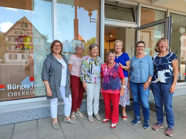 18 Ehrenamtliche bringen sich im Bürgertreff ein. Die Aufnahme zeigt Erika Nock (v. l.), Brigitte Schreiber, Julia Gmeiner, Irmfriede Nold, Annick Eitel, Martina Panter und Susanne Sester (Hauswirtschafterin des Bürgertreffs).  | Foto: Sabrina Lusch/Stadt Oberkirch