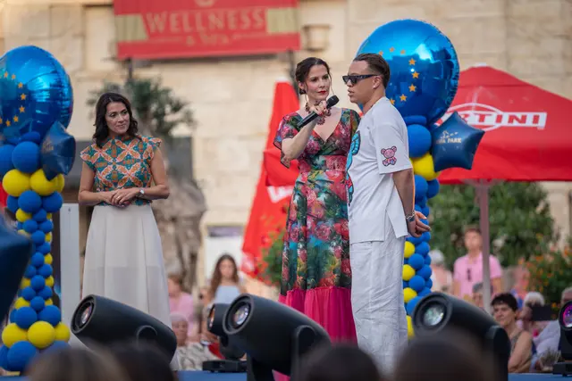 Moderatorin Babett Konau mit den Designern Evgeniya Scherer und John Madoxx | Foto: Europa-Park