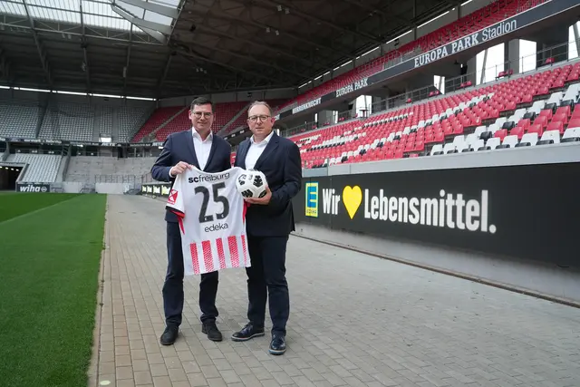 Oliver Leki (l.), Vorstand SC Freiburg, und Rainer Huber, Sprecher des Vorstands Edeka Südwest, freuen sich über den Ausbau der Partnerschaft. | Foto: SC Freiburg