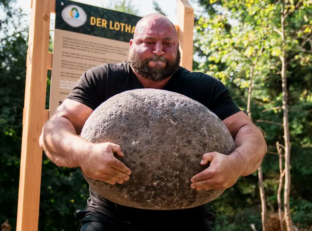 Deutschlands stärkster Mann, Dennis Kohlruss, war der Erste, der den Lothar-Stein über Kopf drückte. | Foto: Klimapositive Waldwirtschaft