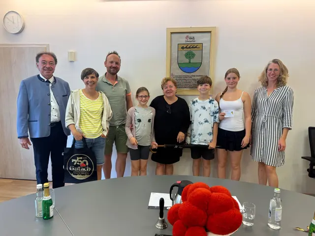 Bürgermeister Siegfried Eckert (links) ehrte die Familie Brömmler gemeinsam mit ihrer Freundin Sabine Herrmann sowie Gastgeberin Karla Wöhrle und Tochter Amelie Wöhrle (rechts) für ihre 10 Aufenthalte in Gutach.
 
 | Foto: Gemeinde Gutach