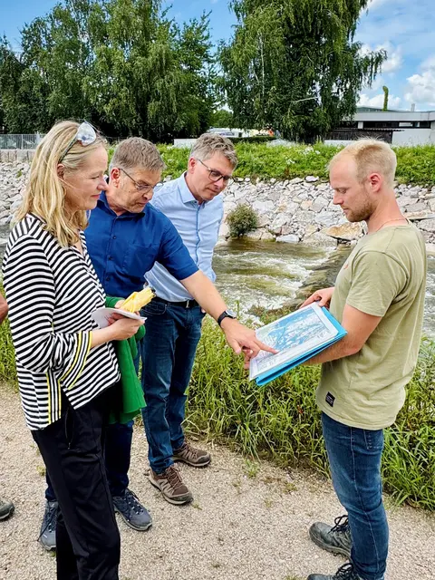 Thekla Walker (v. l.), Michael Ortlieb, Leitender Technischer Direktor des Referats Gewässer I. Ordnung, Hochwasserschutz und Gewässerökologie des RP Freiburg, Bernd Mettenleiter und Lukas Hoffmann, Projektleiter und Planer | Foto: Wahlkreisbüro Bernd Mettenleiter