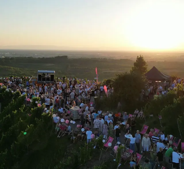 Wein, Musik und Sommerstimmung: Die Gäste genießen das zweite WEINSÜDEN POP-UP am Durbacher ‚Köpfle‘ bei Sonnenuntergang und Vollmond. | Foto: Durbacher Winzer eG