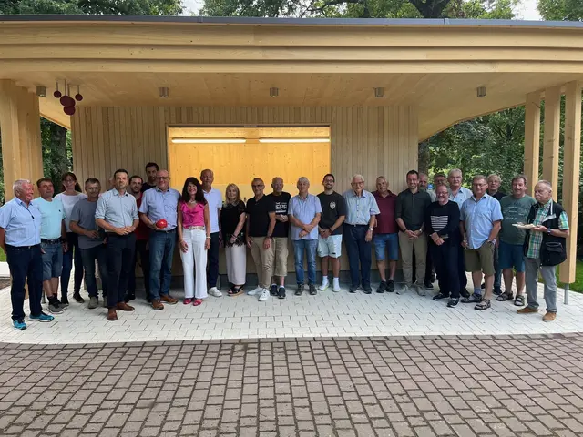 HTV-Vorsitzender Bruno Müller mit dem Sparschwein in der Hand, vorne links neben ihm Bereichsleiter Christian Frühe, rechts neben ihm Bürgermeisterin Sonja Schuchter sowie die Sponsoren und ehrenamtlichen Helfer | Foto: Christel Müller