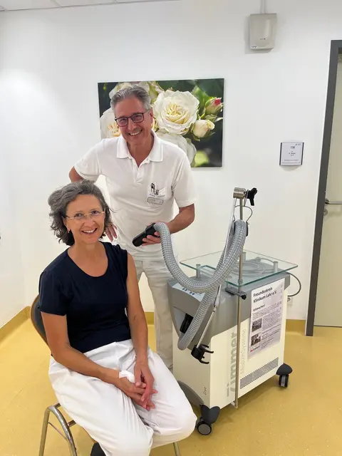 Freuen sich über das neue Kältetherapiegerät im Ambulanten Rehazentrum Ortenau in Lahr: Ina Braun, Vorstandsvertreterin des Freundeskreis Klinikum Lahr e.V., und Therapieleiter Günter Singler. | Foto: Ortenau Klinikum