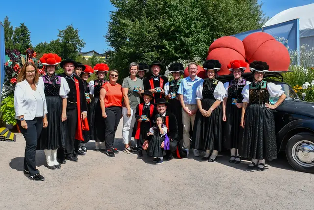 Presseveranstaltung PLAYMOBIL Sonderfigur in Baiersbronn: Jutta Ulrich STG (v. l. ); Gutacher Trachtenkapelle mit Mike Lauble, 1. Vorsitzender und BM von Gutach Siegfried Eckert in der Mitte mit Tracht; Elke Schönborn IHK, Christina Palma Diaz (Baiersbronn Touristik); BM von Baiersbronn Michael Ruf. | Foto: Scherrmann / Schwarzwald Tourismus Kinzigtal