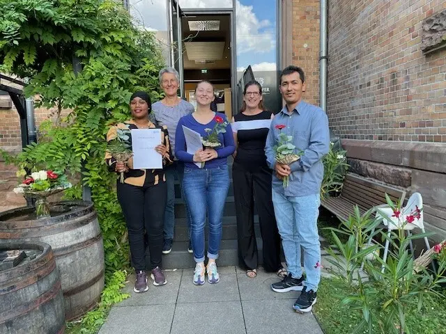 Erfolgreich ins Berufsleben: Die  Absolventen der Abendhauptschule feiern ihren Abschluss gemeinsam mit den Kursleiterinnen Margaretha Scheuer-Müller und Kathleen Schmidt-Hornickel.
 | Foto: Volkshochschule Offenburg
