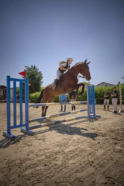 Keine Angst vor großen Sprüngen: Die elfjährige Bellaluna Resnick lebt in Ohlsbach, trainiert in Schutterwald und gilt als eine der besten Nachwuchsspringreiterinnen in Baden-Württemberg. Sie steht aber auch seit ihrer frühen Kindheit schon vor der Kamera.  | Foto: Foto: Michael Bode