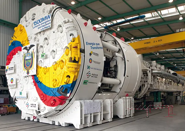 Die Herrenknecht AG produziert Tunnelbohrmaschinen. Links ist eine Maschine zu sehen, die für das Wasserkraftprojekt Coca Codo Sinclair in San Miguel, Ecuador, gefertigt wurde. Und am Ende steht der Durchbruch, wie rechts zu sehen bei einem Projekt in Auckland, Neuseeland.  | Foto: Foto: Herrenknecht AG