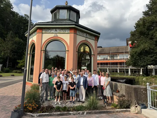 Die Mitglieder des Vereins „Nein zu Windrädern in Bad Peterstal-Griesbach e.V.“ am Brunnentempel der Sophienquelle, dem Wahrzeichen der Gemeinde | Foto: Jonas Teubener