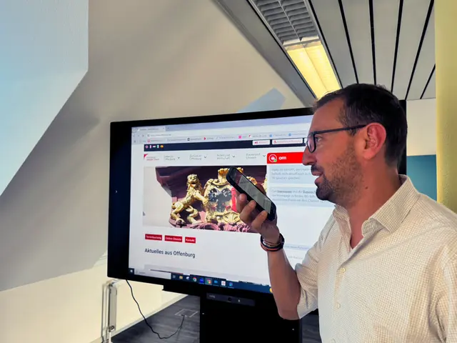 Projektleiter Digitalisierung Jean-Christophe Gay nutzt OFFI mit der Sprachfunktion.

 | Foto: Vanessa Wörter/Stadt Offenburg