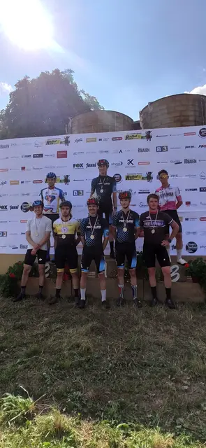 Andre Moser 2. von links fuhr auf einen top 2. Platz im Rennen und durfte das Führungstrikot behalten.