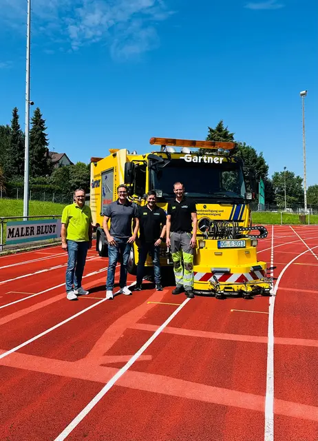 Von links: Wolfgang Köninger (Leichtathletikabteilung TVK), Bürgermeister Stefan Hattenbach, Stefan Garnter (Firma Gartner) und Mario Müller (Firma Gartner) im Rodeck-Stadion | Foto: Jasmin Liebich/Gemeinde Kappelrodeck