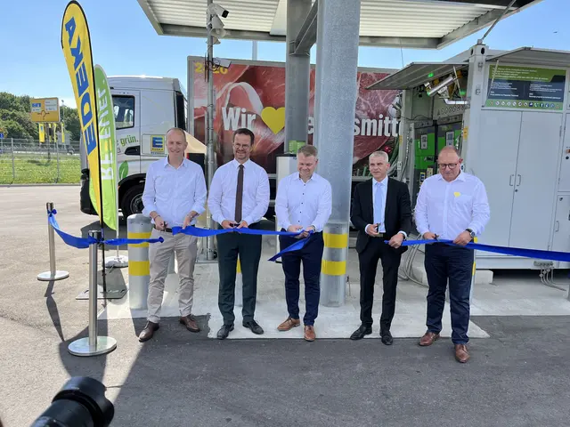 Jürgen Muhle, Alternoil (v. l.), Oberbürgermeister Marco Steffens, Edeka-Vorstand Klaus Fickert, Staatssekretär Dr. Patrick Rapp und Edeka-Vorstandsvorsitzender Rainer Huber durchschneiden das Band. | Foto: gro