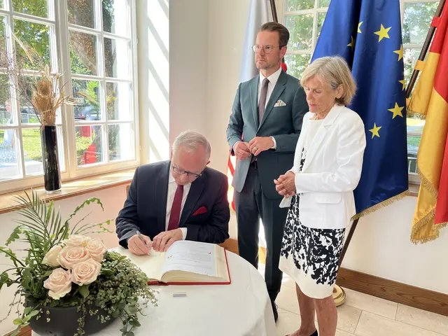 Eintrag ins Goldene Buch der Stadt: Botschafter Jan Tombinski | Foto: gro