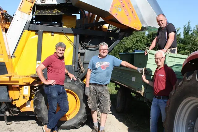 Die Winzergenossenschaft Rammersweier ist in die Weinlese gestartet: Geschäftsführer, Georg Lehmann (v. l.), WG-Vorstand Meinrad Hurst und Kellermeister Siegfried Kiefer (vorne, stehend) freuen sich über die gute Qualität.  | Foto: Gisela Fischer/WG Rammersweier