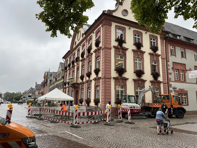 Vor dem Historischen Rathaus in Offenburg laufen Pflasterarbeiten. | Foto: gro
