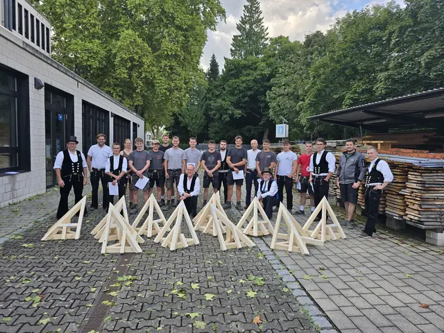 V.l. Obermeister Jürgen Kaspar, der Prüfungsausschuss mit dem Vorsitzenden 
Lothar Gebele gratulieren den frisch gebackenen Zimmerer Gesellen zur erfolgreich bestandenen Gesellenprüfung.  | Foto: Zimmerer-Innung Wolfach