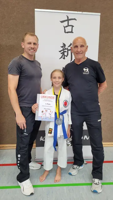 Trainer und 1. Vorsitzender Josef Sandhaas (rechts) freut sich über den Erfolg von Elina, gemeinsam mit ihrem Vater Artur Schlag  | Foto: KDO