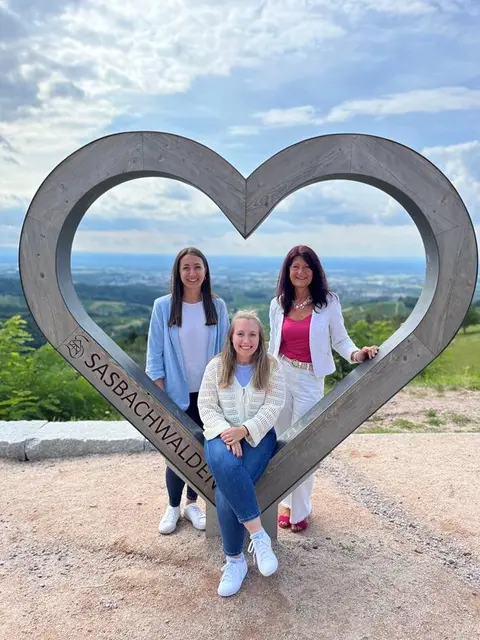 Carina Klumpp( v. l.), Leiterin Tourist-Info, Maeva Hoffmann, Studentin aus Frankreich, und Bürgermeisterin Sonja Schuchter  | Foto: Hoffmann