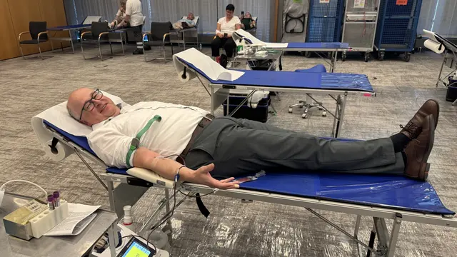 Ging mit gutem Beispiel voran: Jürgen Riexinger, Vorstandsvorsitzender der Sparkasse Offenburg/Ortenau, spendete zum 13. Mal sein Blut. | Foto: Sparkasse