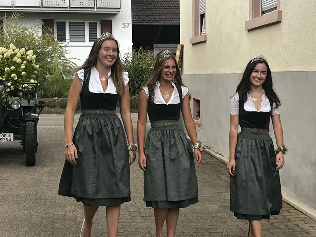 Hannah Spraul (M.) wurde in Renchen als Badische Weinprinzessin begrüßt – mit dabei ihre Kollegin Laura Münscher (r.) und die 75. Badische Weinkönigin Tina Glur (l.). | Foto: Lea Wölfle