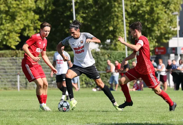 Der SV Linx (weißes Trikot) konnte sich beim FC Teningen nicht durchsetzen und verlor klar mit 1:5. | Foto: Foto: FS