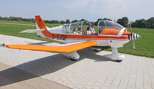 Mit dem Propellerflugzeug (einer Robin DR400) geht es für die Kinder des Ferienprogramms der GWA Kreuzmatt für einen Rundflug in die Lüfte. | Foto: Stadt Kehl/Norman Mummert