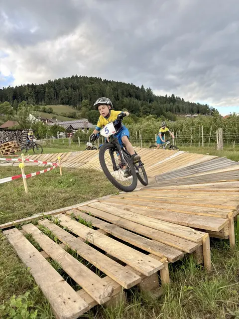 Lean Welte in der Steilkurve.