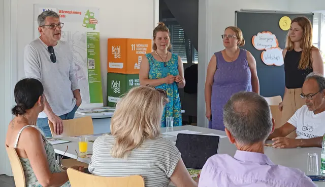 OB Wolfram Britz, die städtischen Klimaschutzmanagerinnen Sofia Späth und Christine Gerardin sowie Lioba Markl-Hummel von der Ortenauer Energieagentur (zweite von rechts) diskutieren mit Kehler Gemeinderäten. | Foto: Stadt Kehl