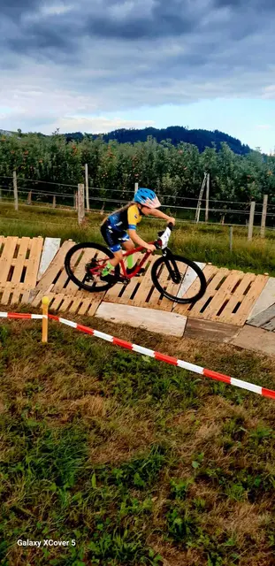 Sofia Olszowiec in der Steilkurve