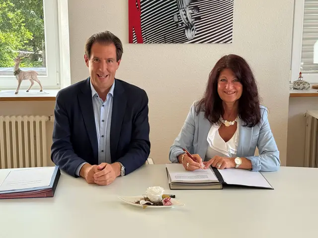 Geschäftsführer Felix Stiegeler und Bürgermeisterin Sonja Schuchter bei der Vertragsunterzeichnung | Foto: Stiegeler