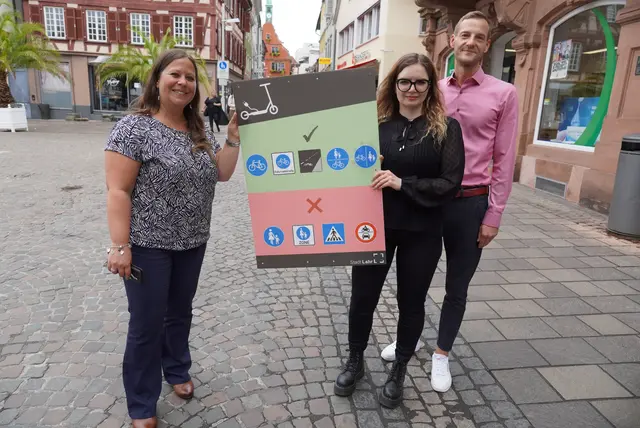 Ordnungsamtsleiterin Lucia Vogt (v. l.), Carina Stuber und Martin Stehr präsentieren das neue Hinweisschild für E-Scooter.  | Foto: Stadt Lahr