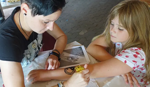Beim Ferienspaß in Goldscheuer entstanden Henna-Tattoos. | Foto: Stadt Kehl/Norman Mummert