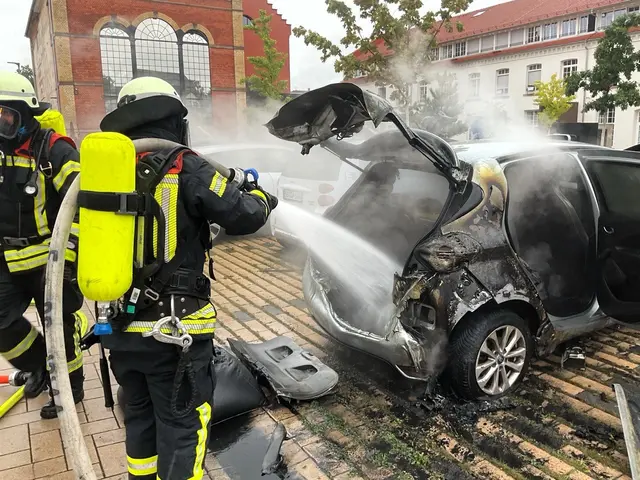 Die Feuerwehr löscht und kühlt den in Brand geratenen PKW. | Foto: Feuerwehr Offenburg