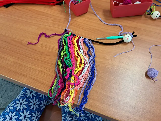 Gemeinsam wurde eine Raupe gehäkelt. | Foto: Inge Lockwaldt