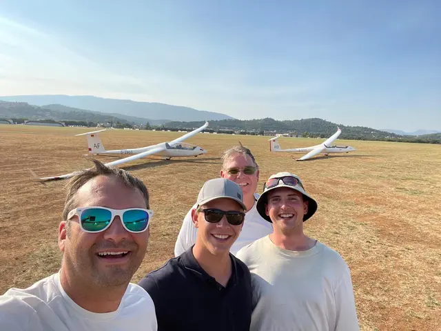 Südfranzösischer Aèrodrome de Château-Arnox- St. Auban
von links Joachim Treier, Marven Gründler , Michael Buchthal und Jakob Schick