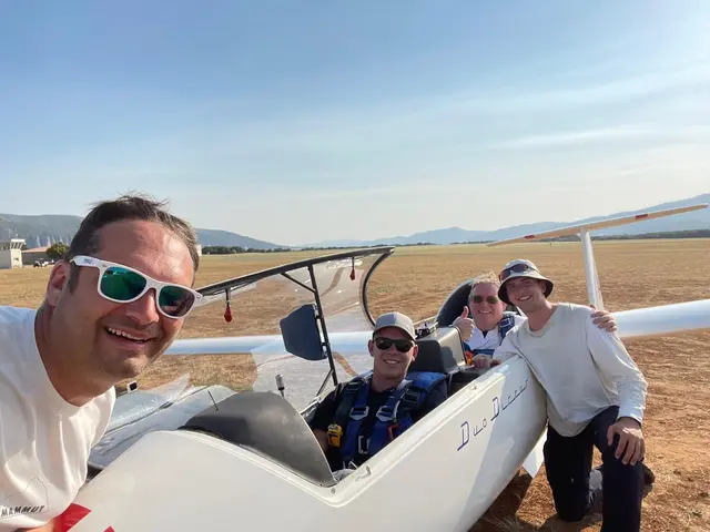 kurz vor dem Start in der Provence
von links Joachim Treier, Marven Gründler (vorne Cockpit), Michael Buchthal (hinten Cockpit) und Jakob Schick kniend