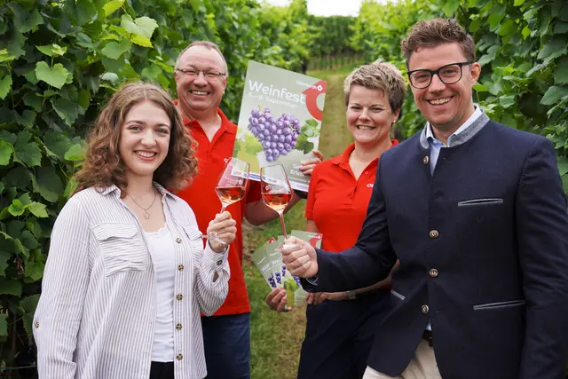 Oberbürgermeister Gregor Bühler (rechts), Fachbereichsleiter Mathias Benz (2.v.l.) und Sachgebietsleiterin Anita Huber (2.v.r.) präsentieren die neue Oberkircher Weinprinzessin: Tina Müller (links) aus Appenweier-Nesselried repräsentiert ab kommenden Freitag, 5. September, den Oberkircher Wein. | Foto: Denise Burkart/Stadt Oberkirch
