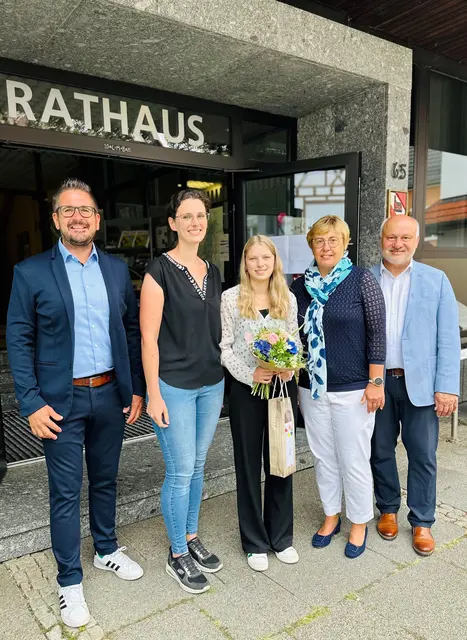 Bürgermeister Stefan Hattenbach (v. l.) und Kämmerin Laura Ketterer bei der offiziellen Begrüßung von Alina Maier in Kappelrodeck mit Personalleiterin Dagmar Schober und Bürgermeister Reinhard Schmälzle von der Gemeinde Seebach
 | Foto: Gemeinde Kappelrodeck/Jasmin Liebich