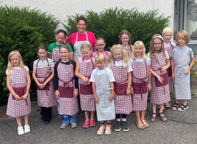 Bürgermeisterin Dijana Opitz schwingt zusammen mit den Kindern gemeinsam den Kochlöffel.  | Foto: Franziska Müller/Gemeinde Sasbach