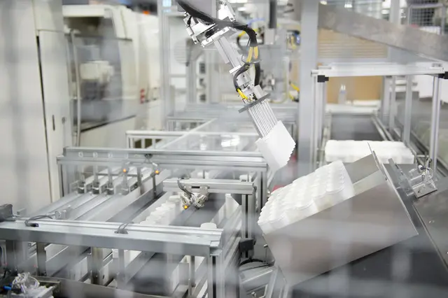 JACO in Kehl-Leutesheim ist Marktführer für Kunststoff-Brausetablettenröhrchen sowie für Verpackungen für die Pharmaindustrie. Aktuell sucht JACO auf dem Arbeitsmarkt unter anderem nach Industriekaufleuten, Werkzeugmechanikern und Elektronikern. | Foto: JACO – Dr. Jaeniche GmbH & Co. KG