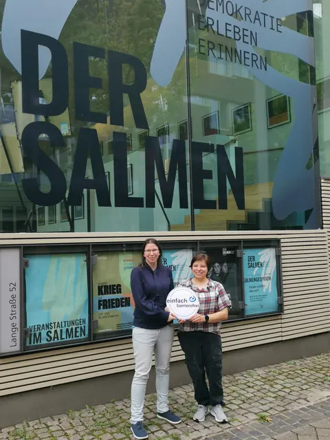 Polina Ullrich (r.) von der Lebenshilfe Offenburg-Oberkirch-Lahr e.V. übergibt der Leiterin des Salmen Jaana Klumpp die Auszeichnung. | Foto: Stadt Offenburg/Lea Braun