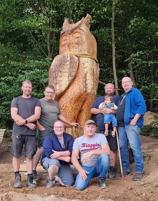 Eine Abordnung vom Sulzer Blockhaus Team präsentierte sich freudestrahlend vor der übergroßen Eule: Tim Schwendemann (v. l.), Gerd Schwendemann, Jannick Gießler, Kurt Schwendemann, Simon Becherer und Heribert Warth
| Foto: Dieter Fleig